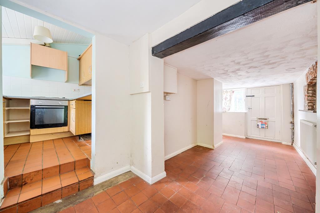 Lot: 32 - MID-TERRACED PROPERTY FOR REFURBISHMENT - Entrance hall/dining area
